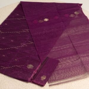 মিড রেঞ্জের জামদানী শাড়ি । ব্লাউজ পিস আছে।